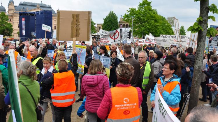 Zusammentreffen der drei Demonstrationszüge zur Kundgebung vor dem Schloss: etwa 400 Bürger aus ganz Mecklenburg-Vorpommern protestierten. 