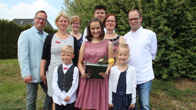 Frisch geweiht: Änne Rodrian aus Käterhagen (Mitte vorn) im Kreise ihrer Familie nach dem Festakt. 