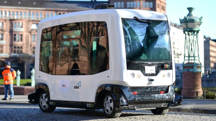 Ein Bus vom Typ EZ10 fährt in der Innenstadt von Mannheim bei der Präsentation des autonomen, selbstfahrenden Bus-Shuttles. Solch ein Roboterbus soll bald auch in Wusterhausen/Dosse getestet werden. 