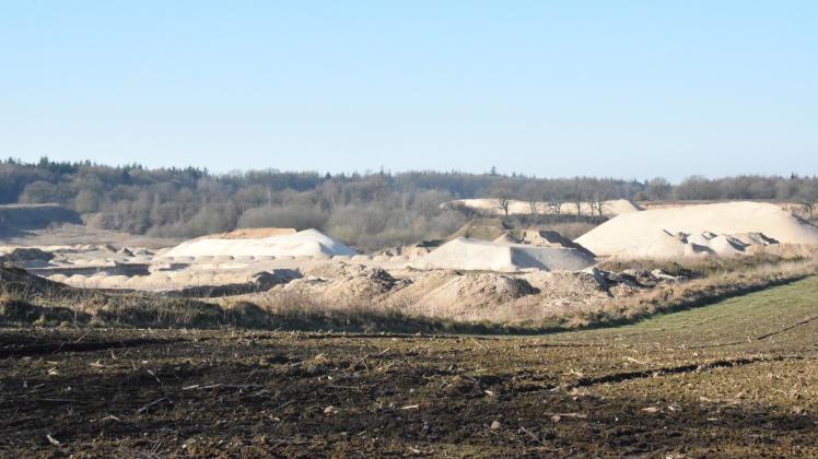 Noch werden  Kies und  Sand an der Kiesgrube zwischen B 76 und westlich des Birkenseer Weges abgebaut. Hier könnte eine Deponie Klasse 1 entstehen. 