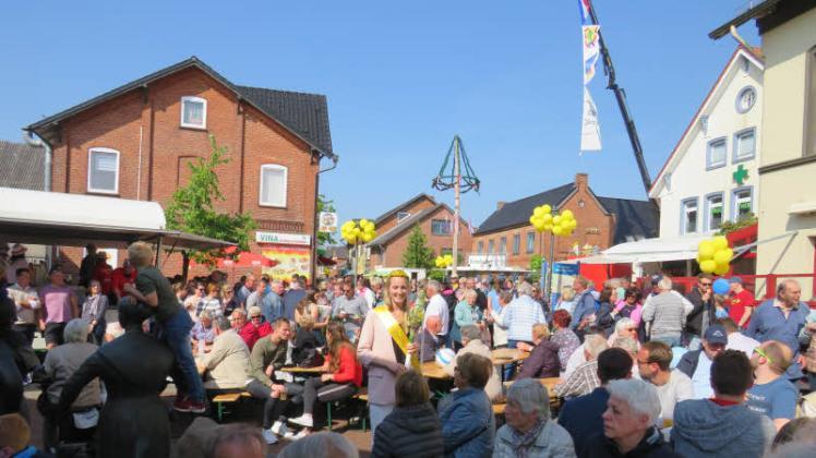 Die neue Rapsblütenprinzessin Mareike Much genießt nach der Wahl das Bad in der Menge. Das Fest soll schon im kommenden Jahr statt unter einem Maibaum unter einem neuen Zünftebaum gefeiert werden, dies hatte Bürgermeister Hans-Ulrich Frank angekündigt.