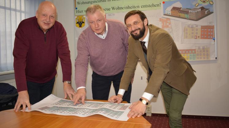 Laden zur Vertreterversammlung in Güstrow ein: die AWG-Vorstände Norbert Karsten und Ulrich Reimer sowie der Vorstandsvorsitzende Marco Mischinger (v.l.).