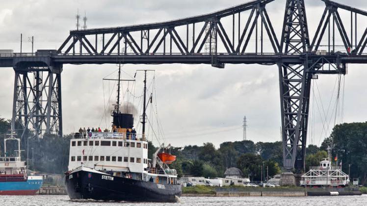 Der Dampf-Eisbrecher Stettin aus dem Jahr 1933 fährt unter der Eisenbahnhochbrücke hindurch. Gäste können Törns nach Flensburg, Hamburg und Kiel buchen. 