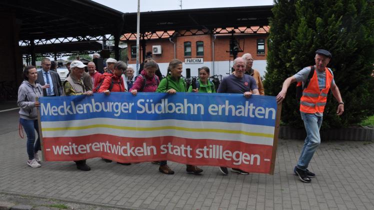 Die Teilnehmer am Protestmarsch nach Schwerin beim Start am Parchimer Bahnhof