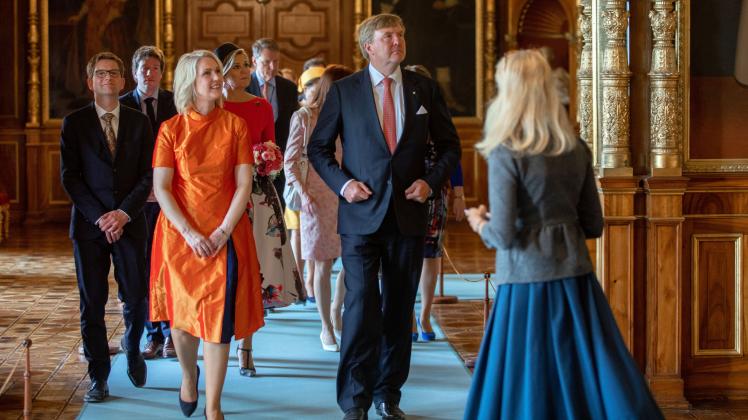 Der niederländische König Willem-Alexander und seine Frau Maxima besichtigen mit der Ministerpräsidentin von Mecklenburg-Vorpommern, Manuela Schwesig (SPD), die Ahnengalerie im Museum im Schweriner Schloss. 
