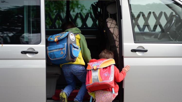 Schulkinder steigen ins Fahrzeug ihrer Eltern. /Archiv