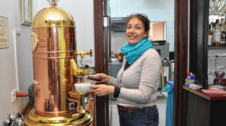 An ihrer halbautomatischen Kaffeemaschine aus Italien, einer Elektra Vertikale, für die Désirée Mannfeld den Kaffee selbst mahlt. 