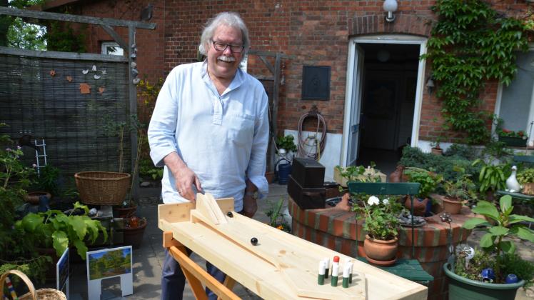 Nicht nur anschauen, sondern auch spielen: Reinhard Carbow bringt zum Barockfest in Ludwigslust seine selbst gebauten Holzspielzeuge aus Herzogs Zeiten mit. 
