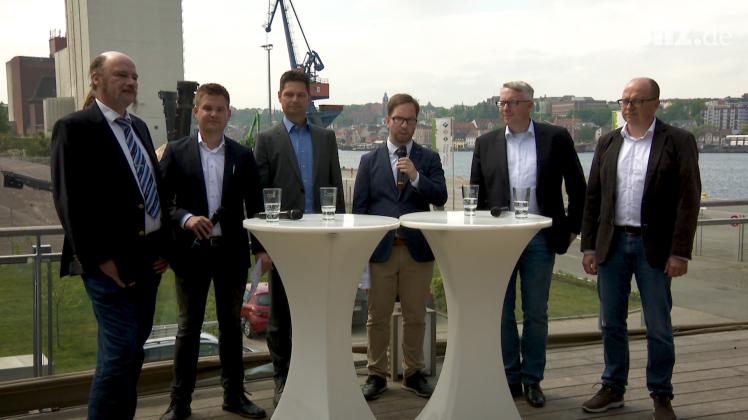Frank Hamann (Die Linke), Julian Heldt (sh:z), Fabian Geyer (Arbeitgeberverband), Till H. Lorenz (sh:z), Arne Rüstemeier (CDU) und Markus Pahl (Sanierungsträger) diskutierten über die Umgestaltung des Hafen-Ost.