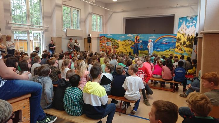 Was geschieht da auf der Bühne? Die Schüler der Grundschule „An den Eichen“ beobachteten das Theaterstück „Das Wasserwunder“ ganz genau. 