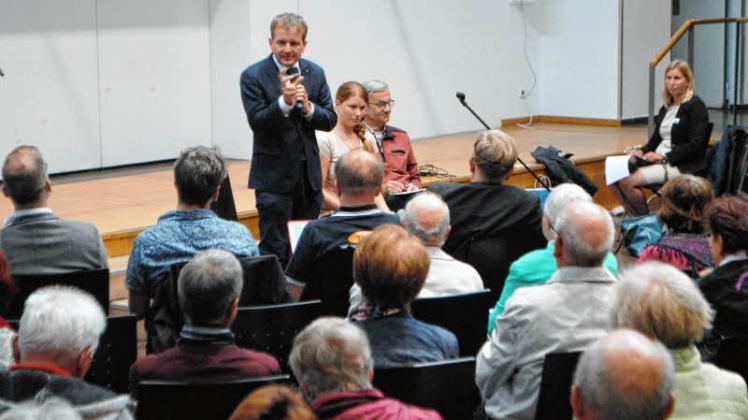 Vor rund 100 Gästen in der Astrid-Lindgren-Schule stand Oberbürgermeister Rico Badenschier Rede und Antwort. 