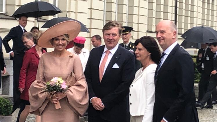 Willem-Alexander (Zweiter von links) und Máxima (links) mit Ministerpräsident Dietmar Woidke und seiner Gattin Susanne.