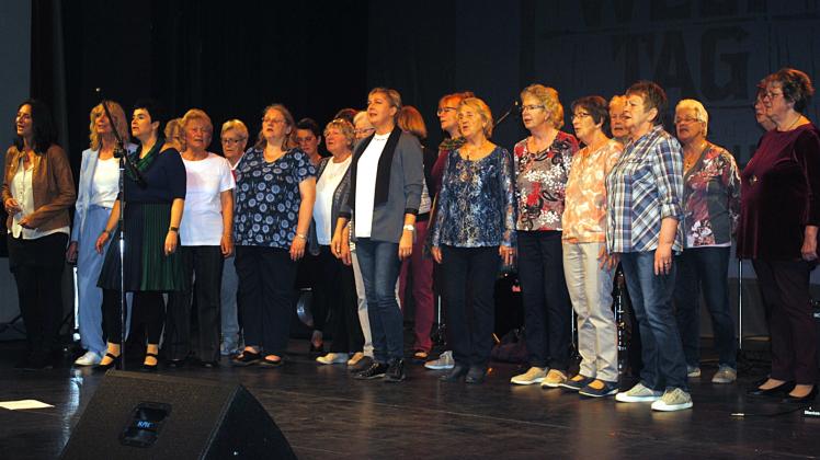 Der um zahlreiche Sängerinnen erweiterte Chor Vokalpop Regenbogen interpretierte die „Hymne für Mecklenburg-Vorpommern“. 