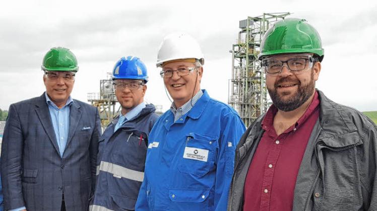 Auf seiner gemeinsamen Prignitztour mit Gordon Hoffmann (r.) besichtigt Christian Ehler (l.) die IOI Oleo GmbH in Wittenberge. Betriebsleiter Ronald Apel (2. v. r.) führt die Gäste durch den Chemiebetrieb,