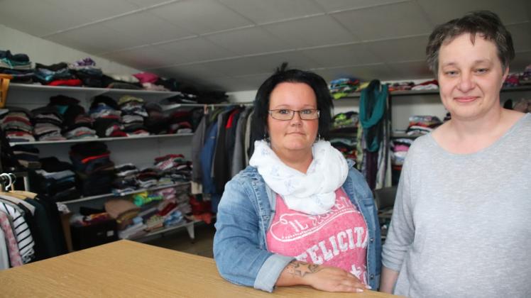 Jetzt machen „Shoppen“ und das ehrenamtliche Arbeiten wieder Spaß:  Janina Urbach, ehrenamtliche Leiterin der DRK-Kleiderkammer in Bützow, und ihre Mitarbeiterin Petra Burmeister (von links) freuen sich.