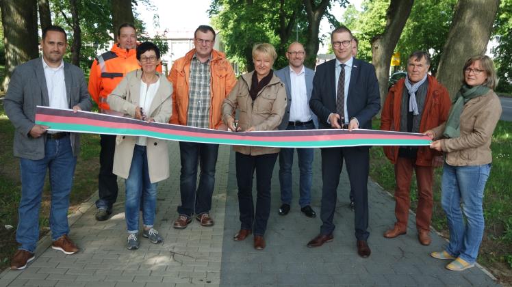 Den Rad- und Gehweg an der B 191 eröffnete Bürgermeister Dirk Flörke (3.v.r.) offiziell mit den beteiligten Partnern. 