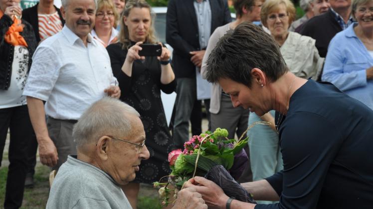Erhielt zu Beginn der Festveranstaltung Blumen von der Vereinsvorsitzenden Ilka Amende-Schmidt: Hans Köhn, ältestes Mitglied im Sportverein. 