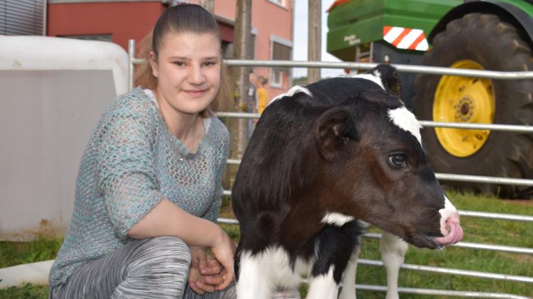 In tierischer Begleitung: Die 15-jährige Carolina aus Burow brachte ein Kälbchen mit zur Berufsorientierungsmesse.