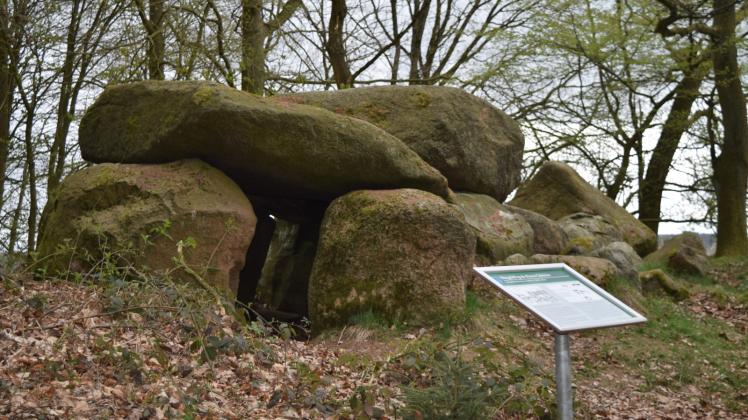Kaum vorstellbar, wie die Menschen vor 5000 Jahren diese Kolosse bewegten: Hier ist das Großsteingrab bei Klein Görnow zu sehen.