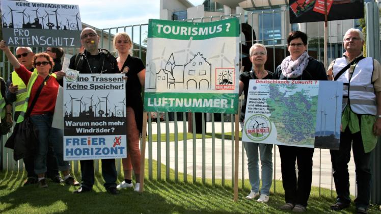 Mitglieder der „Interessengemeinschaft gemeinsam gegen den Wind“ aus Wakenstädt demonstrieren vor dem Kanzleramt. 