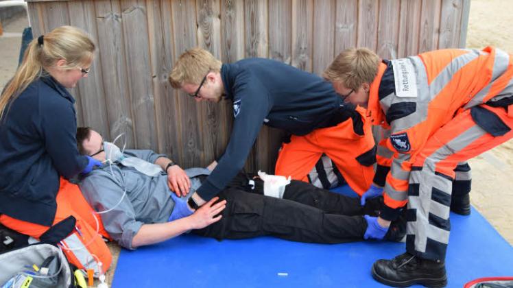 Ernste Übung:  Kevin Böttger (2. von links) ist vom Dach gefallen und hat sich dabei schwere Brüche zugezogen – so das Szenario. Den jungen Mann umsorgen Anna Meier, Lennart Terhardt und Bennet Martens (rechts).
