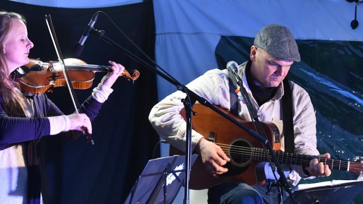 Das Ehepaar Jana Springer und Mario Krapf-Springer musizierten als „Duo Vielsaitig“ in Carlow. 