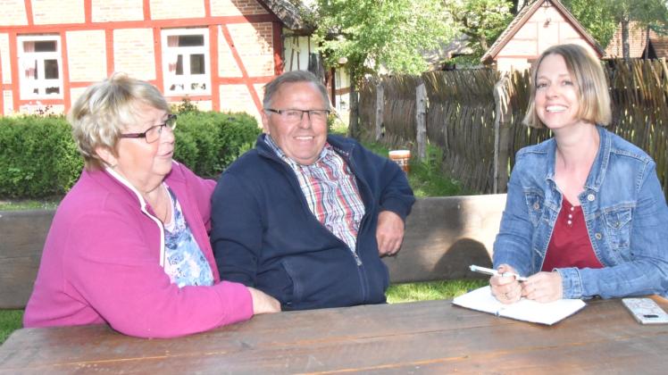 Auf der Suche nach spannenden Geschichten sucht Bloggerin Meike Sump (r.) auf dem Pingelhof das Gespräch mit Karin und Carsten Schwarz. 