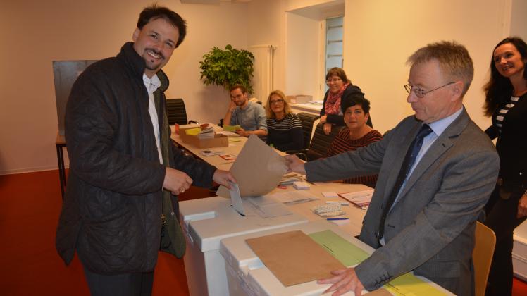Gerade noch geschafft: Kurz vor Schließung des Wahllokals  gab  gestern Abend der Güstrower Hotelier Erich-Alexander Hinz (l.) seine Stimmen  für die Europa- und Kommunalwahlen im Technischen Rathaus in Güstrow ab. 