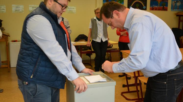 Erste Amtshandlung nach 18 Uhr: Norbert Thiele (r.) und Lars Warnke öffnen die erste Wahlurne.