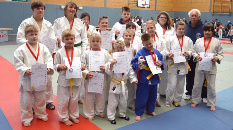 Gruppenfoto nach der Siegerehrung mit Betreuer Lothar Trepzik. Kein Judoka aus Brüel ging leer aus und Felix Beyer (blauer Anzug) zeigt stolz den gewonnenen Mannschaftspokal für den zweiten Platz. Fotos: Klaus Eckert Gruppenfoto nach der Siegerehrung mit Betreuer Lothar Trepzik. Kein Judoka aus Brüel ging leer aus und Felix Beyer (blauer Anzug) zeigt stolz den gewonnenen Mannschaftspokal für den zweiten Platz. Fotos: Klaus Eckert