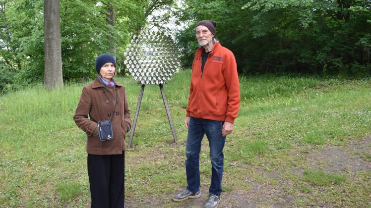 „Das grüne Zitat“ im Schlosspark Kaarz: Mit einer Installation aus Metall und Kunststoff beteiligt sich Ruzica Zajec. Sie und ihr Mann sind seit fünf Jahren die Initiatoren dieser besonderen Ausstellung. 