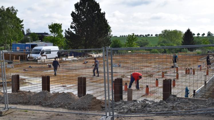 Bauarbeiter beim Legen der Bewehrung für die neue Schulmensa in Dorf Mecklenurg.
