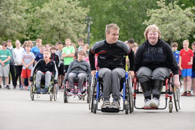 Die Rollstuhlfahrer des Förderzentrums machten beim Geländelauf den Anfang. 