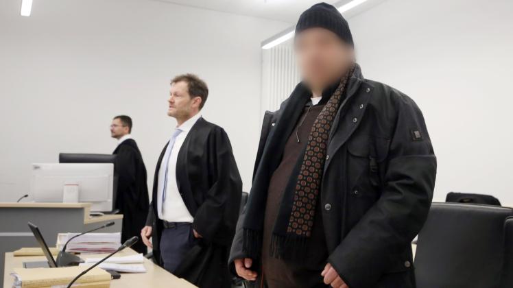 Der angeklagte ehemalige Richter (r.) neben seinem Pflichtverteidiger, Rechtsanwalt Holger Kröger (M.) 