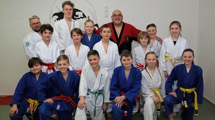 Gruppenfoto mit dem Budo-Großmeister: Lioni Velasquez (hinten Mitte) hatten Spaß beim Seminar bei Budospirit Delmenhorst um Trainer Torben Schulze (hinten links). Gruppenfoto mit dem Budo-Großmeister: Lioni Velasquez (hinten Mitte) hatten Spaß beim Seminar bei Budospirit Delmenhorst um Trainer Torben Schulze (hinten links).