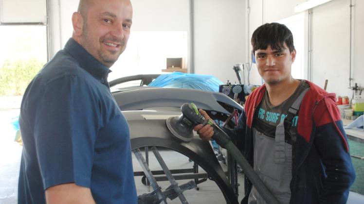 Hat seinen Chef beim Praktikum überzeugt: Enayatullah Ayoubi aus Afghanistan beginnt im Betrieb von Mario Ulsperger eine Ausbildung zum Fahrzeuglackierer. 