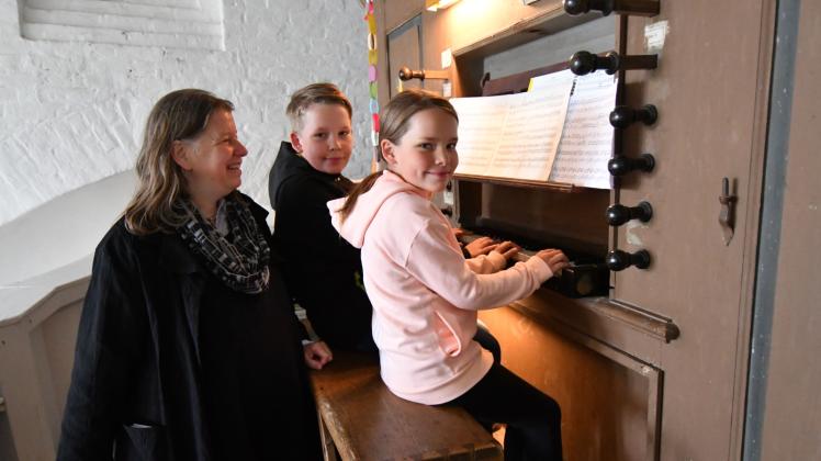 Sie durften selbst auf der Orgel spielen: Josi (r.) und Kilian Kirchhof aus Gadebusch. 