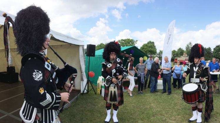 Ur-Mecklenburger bringen Schottland ein Stück näher: Mitstreiter vom „Clan Maclanborouh“ treten auch in diesem Jahr beim Dorffest in Tarnow auf.  Fotos: Ralf Badenschier/ARchiv 