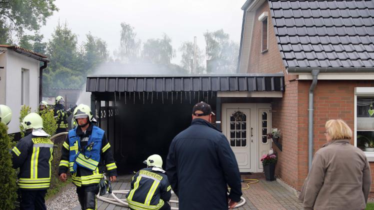 Garagenbrand in Pankelow (LRO): Technischer Defekt an Tiefkühltruhe löst Feuer aus - Motorrad verbrannt - geschätzter Schaden: rund 25.000 Euro.