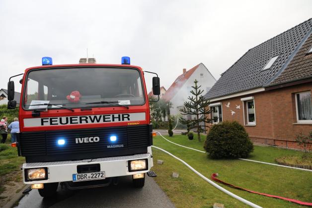 Garagenbrand in Pankelow (LRO): Technischer Defekt an Tiefkühltruhe löst Feuer aus - Motorrad verbrannt - geschätzter Schaden: rund 25.000 Euro. Garagenbrand in Pankelow (LRO): Technischer Defekt an Tiefkühltruhe löst Feuer aus - Motorrad verbrannt - geschätzter Schaden: rund 25.000 Euro.