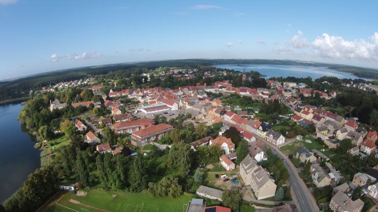 Blick auf die Zwei-Seen-Stadt Warin: Hier gibt es die einzige Bürgermeister-Stichwahl im Amt Neukloster-Warin. 