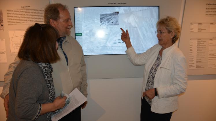 Besucher aus den USA: Ramona Ramsenthaler erklärt Abner und Mieko Zelman den Aufbau des KZ Wöbbelin.