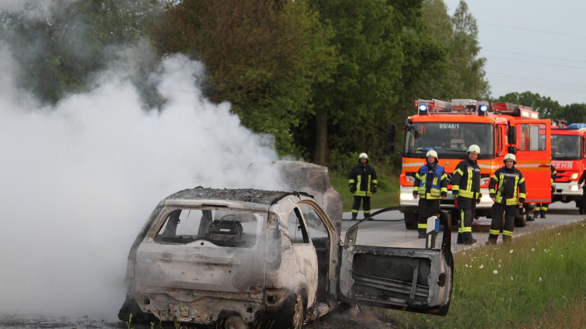 Kleinwagen Gerät Während Der Fahrt In Brand | SHZ