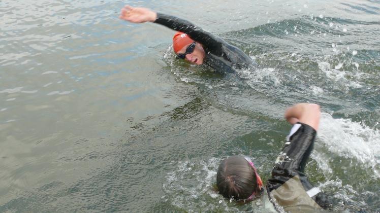 Kirsten Lux und Frank Groen bei einer Schwimmeinheit im Großen Eutiner See. 