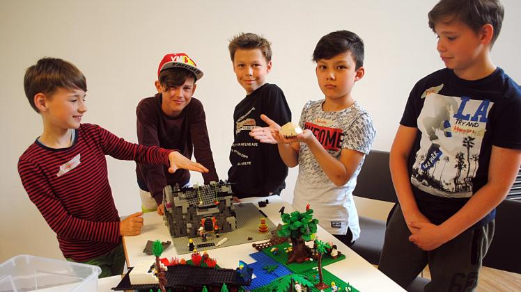 Legonacht im Gemeindehaus der Domgemeinde: Johannes, Lennard, Jonathan, Thilo und Malte (v.l.) waren dabei. 100 Kilogramm Bausteine standen ihnen zur Verfügung.