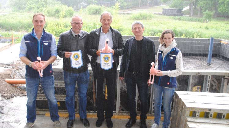 Spendenübergabe im Regen: Dr. Tim Schikora, Christoph Kümmritz, Jens Ludwig, Wolfram Nagel und Christina Mäder (v.l.) 
