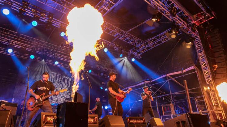 Auch Australier können irischen Sound: Die Rumjacks brachten Feuer auf die Bühne.  Fotos: Patrick Rusch  