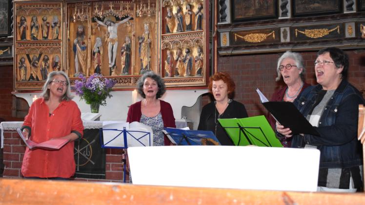 Frauenchor ohne Namen: Fünf Sängerinnen eröffneten am Freitagabend in der Kirche das Dorffest in Tarnow .  