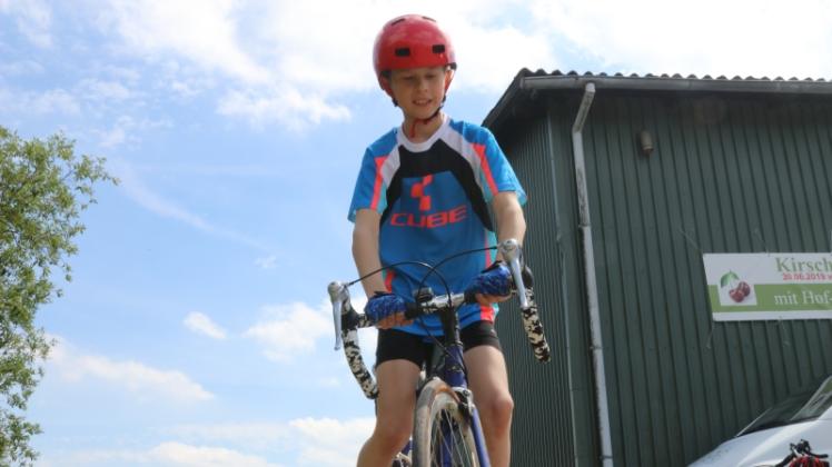 25 Meter so langsam wie möglich fahren – der neunjährige Nick übte einige Runden für diese Aufgabe zur Erlangungen des Fahrradsportabzeichens.
