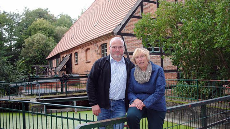 Freuen sich auf viele Besucher am Mühlentag: Monika Delzepich und Berthold Riech vom Förderverein Wassermühle Kuchelmiß.